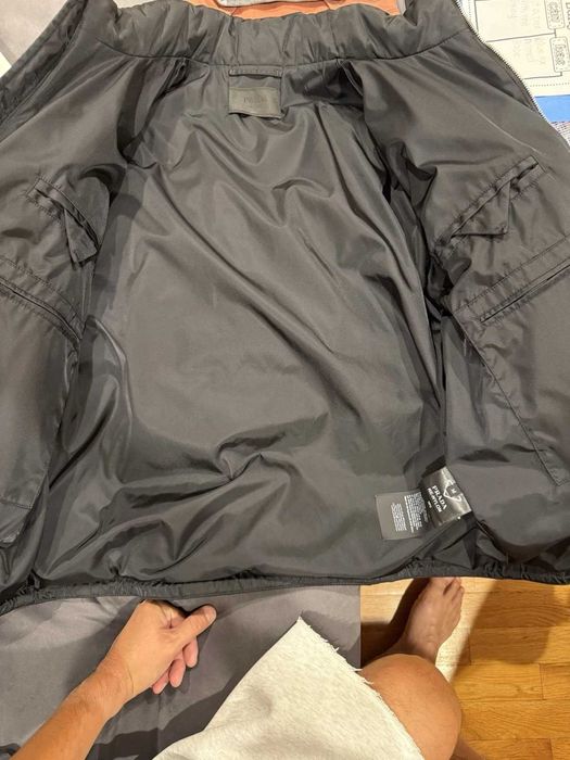 Casaco Prada Re-Nylon para homem com enchimento de penas, novo em folh