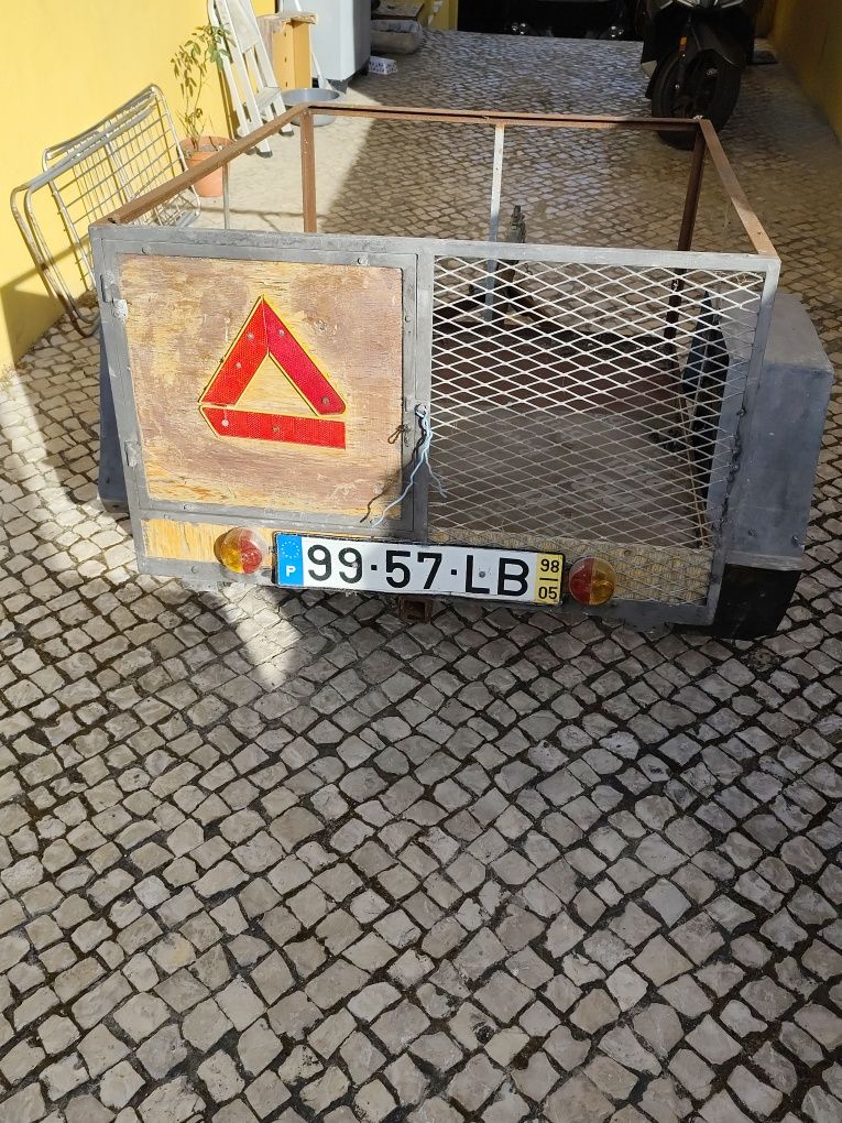 Atrelado para vários transportes em óptimo estado geral