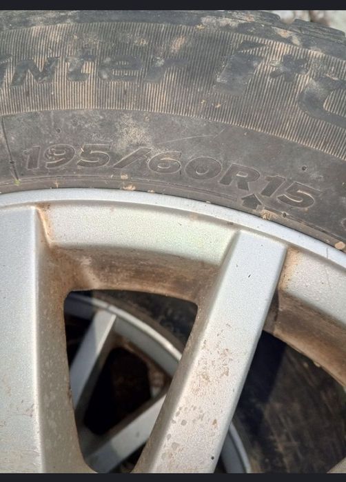 Продам пару шин з дисками