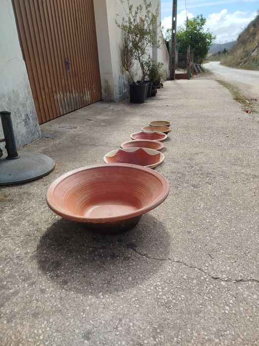 Alguidares de barro antigos