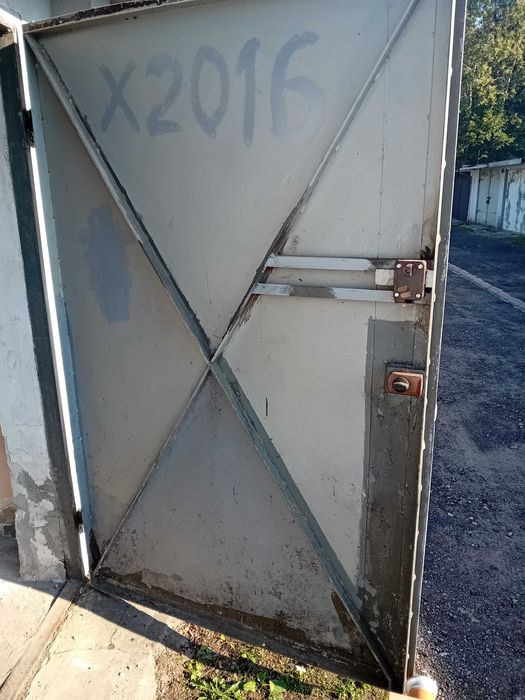 Brama garażowa dwuwiatowa z zamkiem