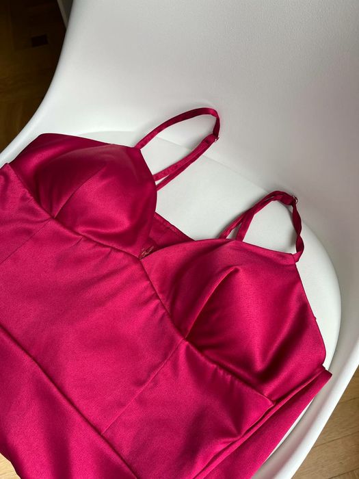 Бордова сукня з чашечками