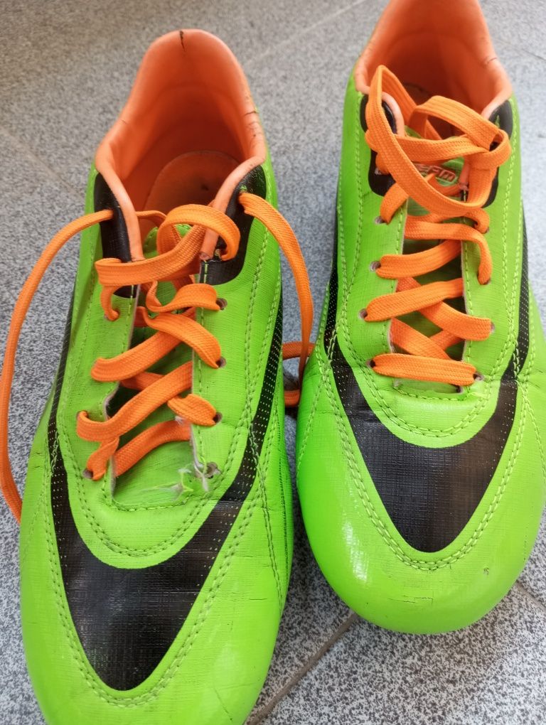 Botas de futebol Team Ouest verde e laranja – tamanho 41