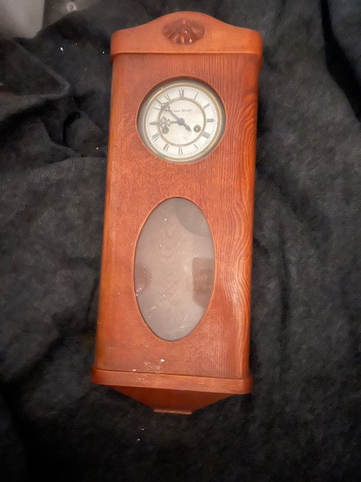 Zegar wiszący skrzynkowy