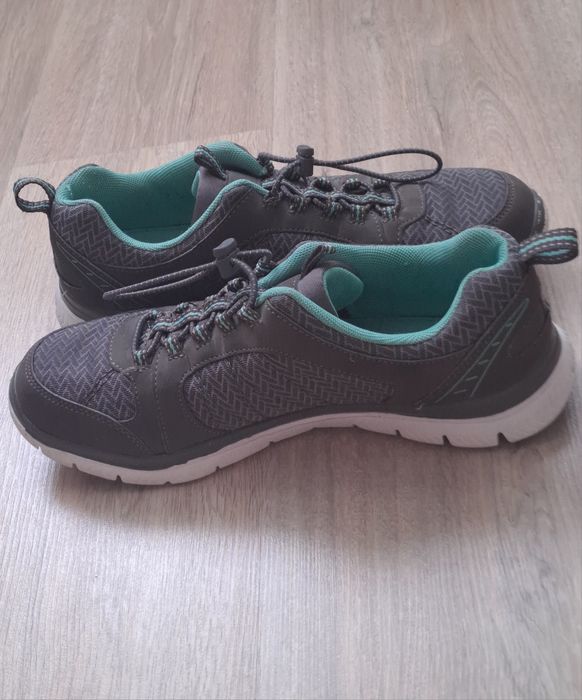 Жіночі кросівки розмір 40