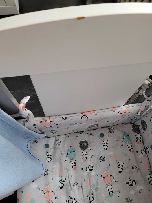 Łóżeczko dla dzieci Drewex szary w gwiazdki z szufladą i materacem