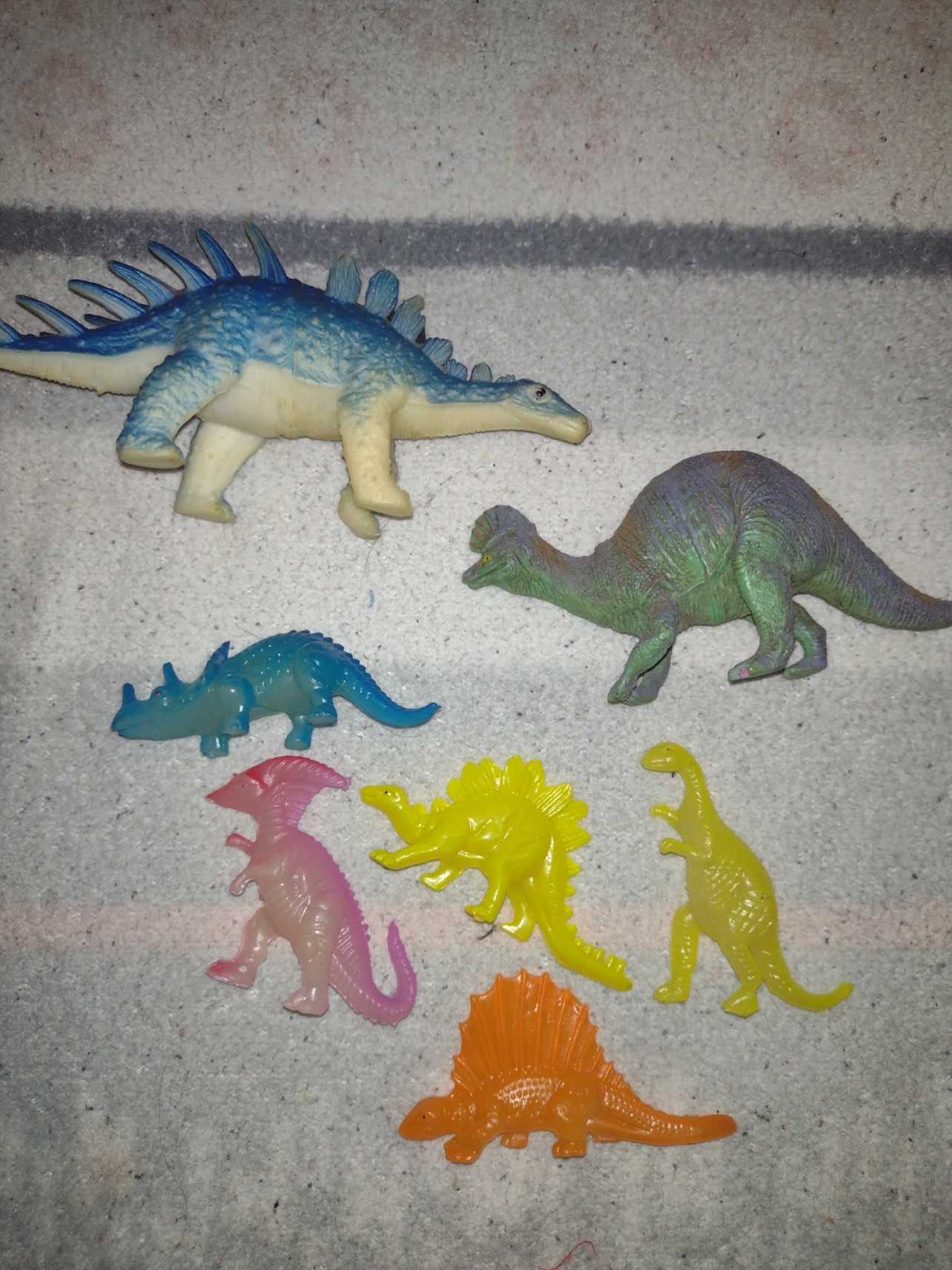 Dinozaury  figurki święcące w ciemności plus 2 normalne