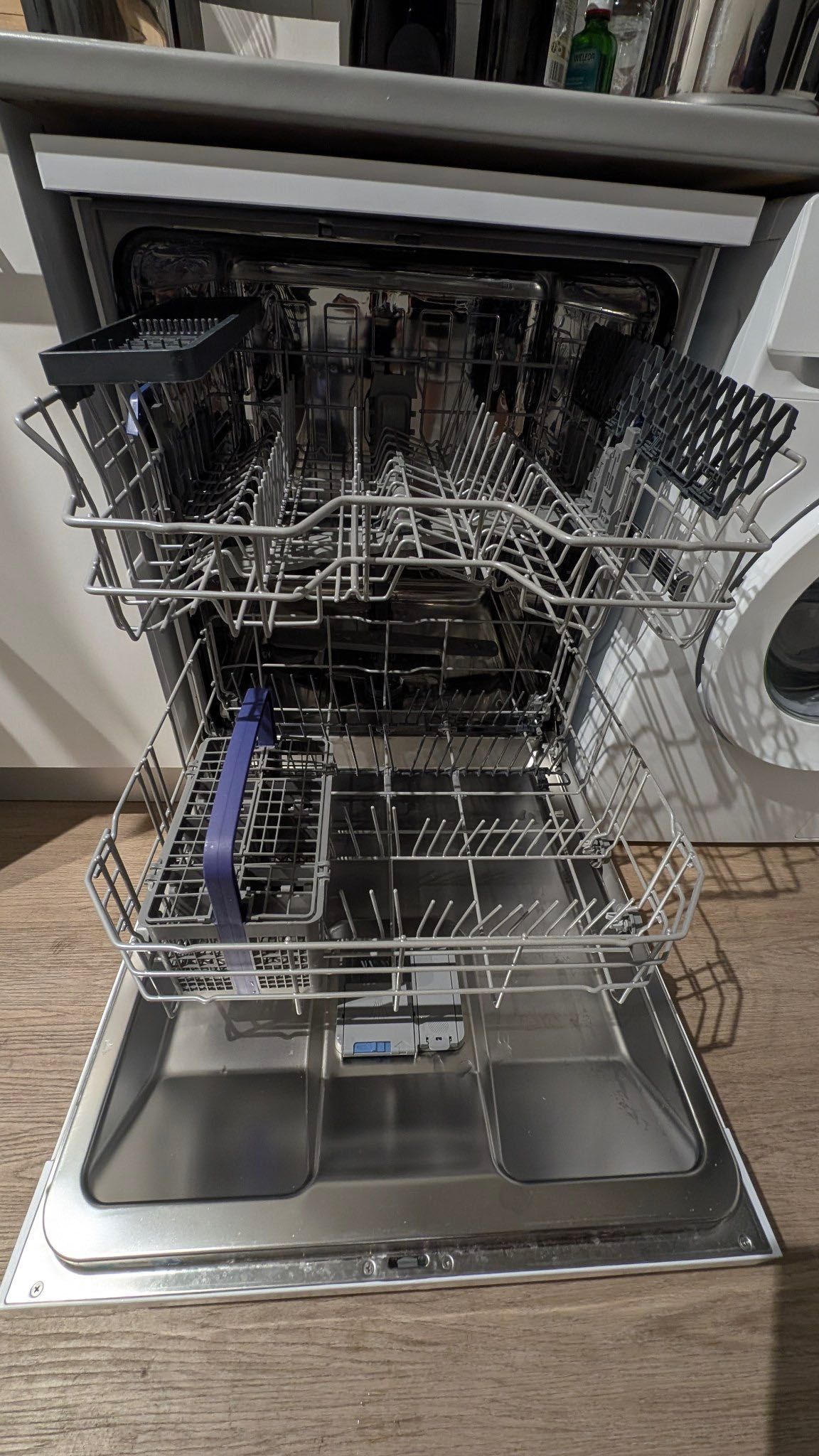 Máquina de lavar loiça Beko MDFN26431W