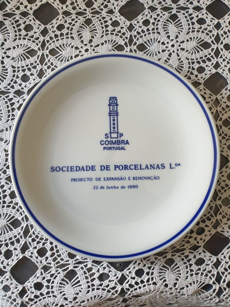 3 pratos: 1 pintado à mão,2 da Soc. de Porcelanas de Coimbra