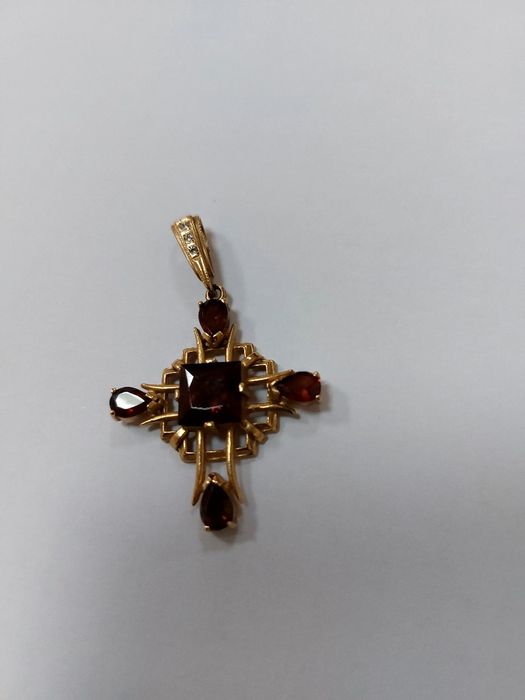 Зототое украшение с гранатом