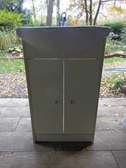 Szafka z umywalką i baterią