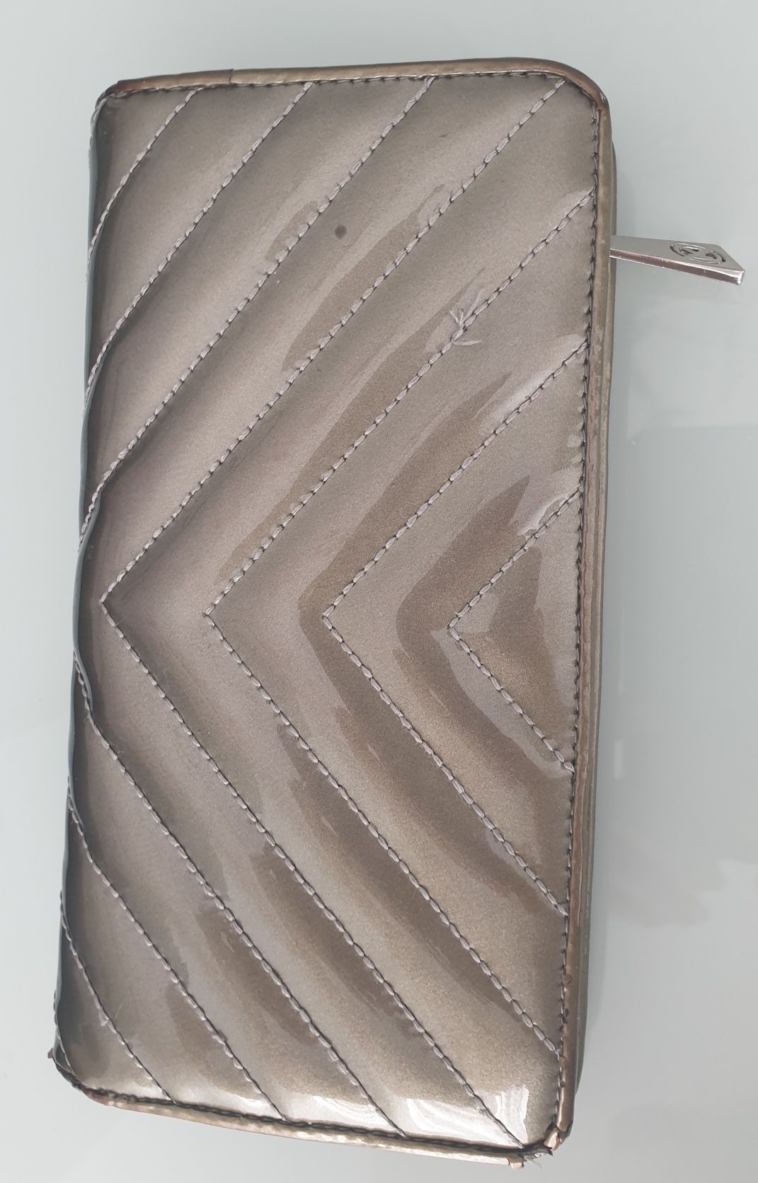 Kazar duzy portfel lakierowana skora logo srebrne