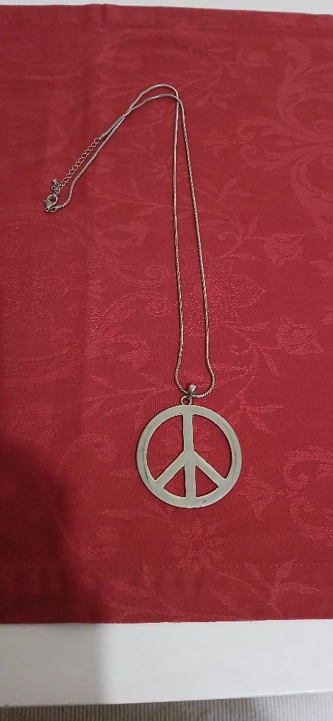 Colar comprido,símbolo da Paz