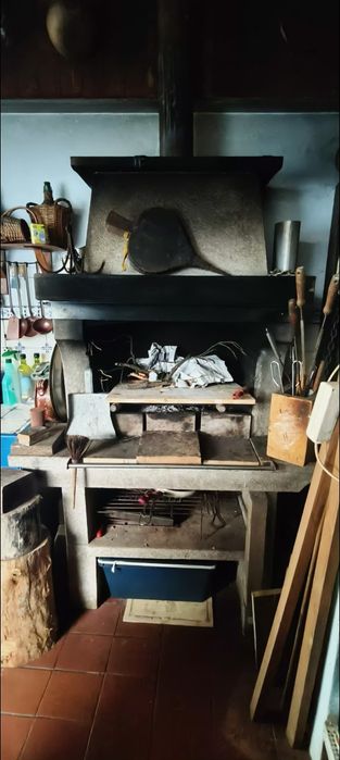 Churrasqueira em granito - usada, muito robusta e em bom estado