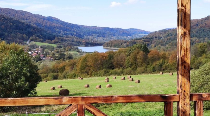 Domek nad jeziorem w górach Beskid Niski Góry Kulig Narty Ferie zimowe