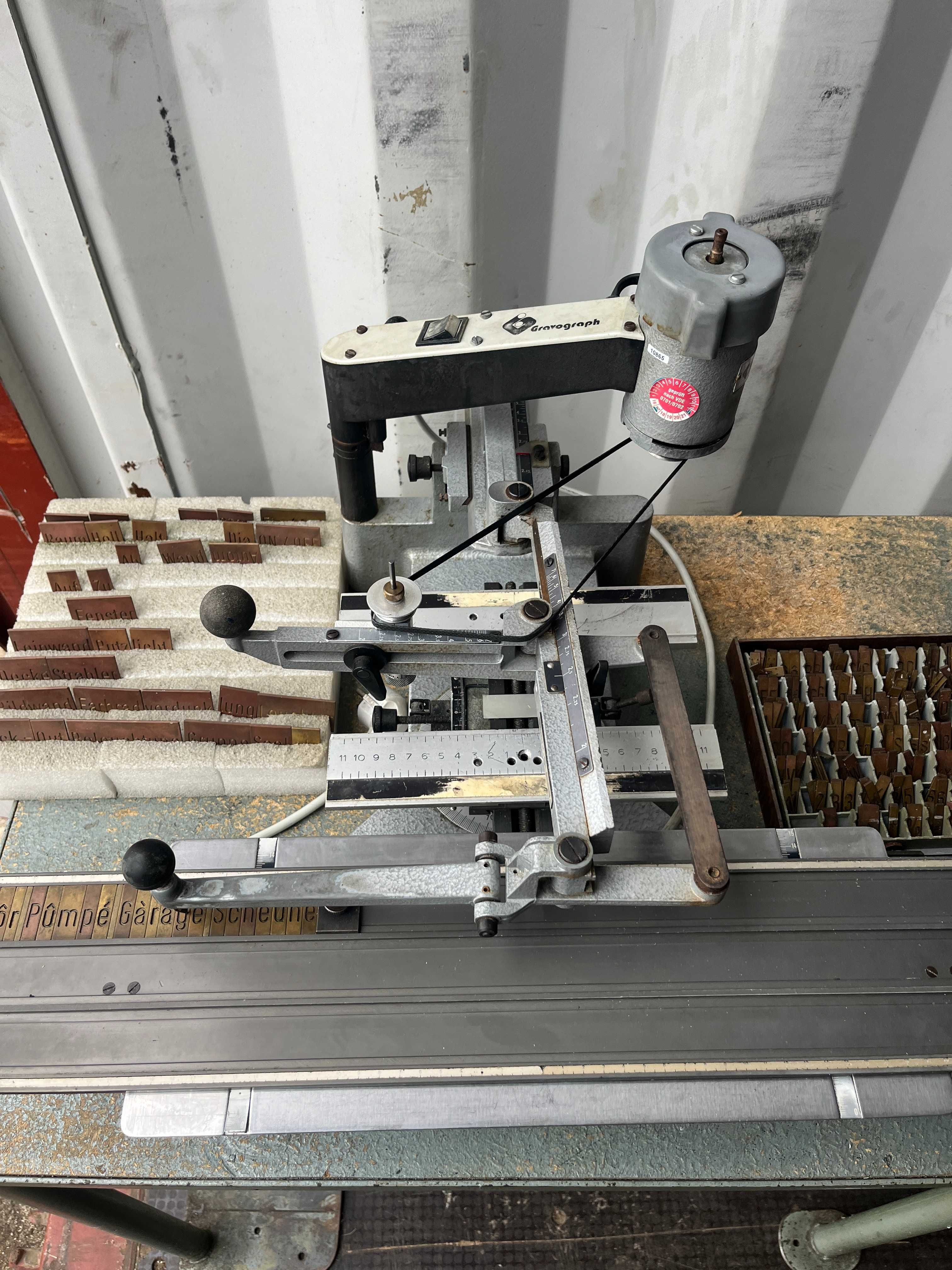 Grawerka Gravograph IM3 do frezarek ręcznych + komplet czcionek
