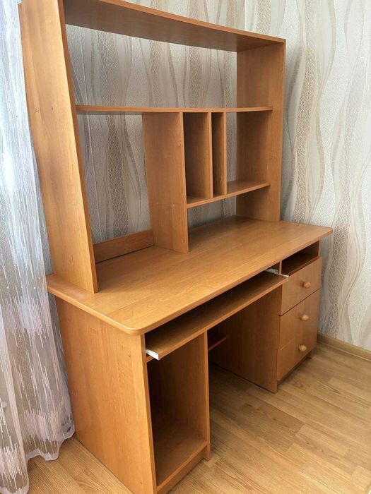 Стіл комп'ютерний