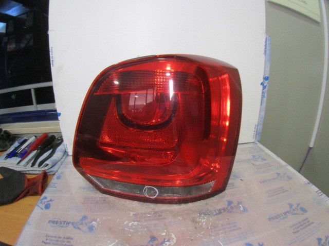 Farol Tras 6R0945258A VW POLO 6R 2011 1.6 TDI 90CV 3P PRETO DRT ORIGINAL DANIFICADO