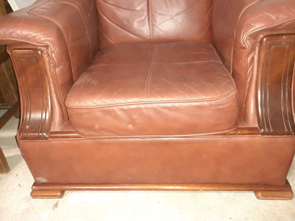 2 sofás em pele e madeira maciça de grande qualidade
