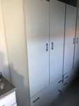 Armario com 2 portas e 2 gavetas