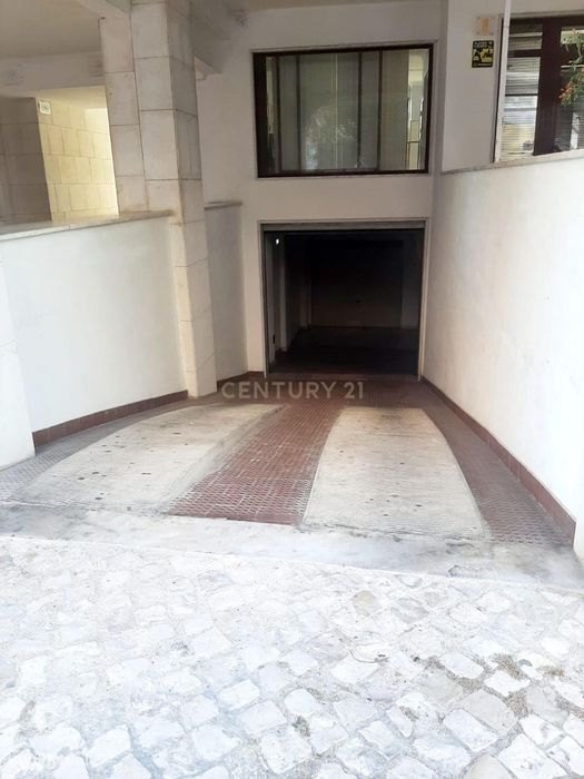 **Box na Rua Maria Carlota D´Oliveira para Venda!**