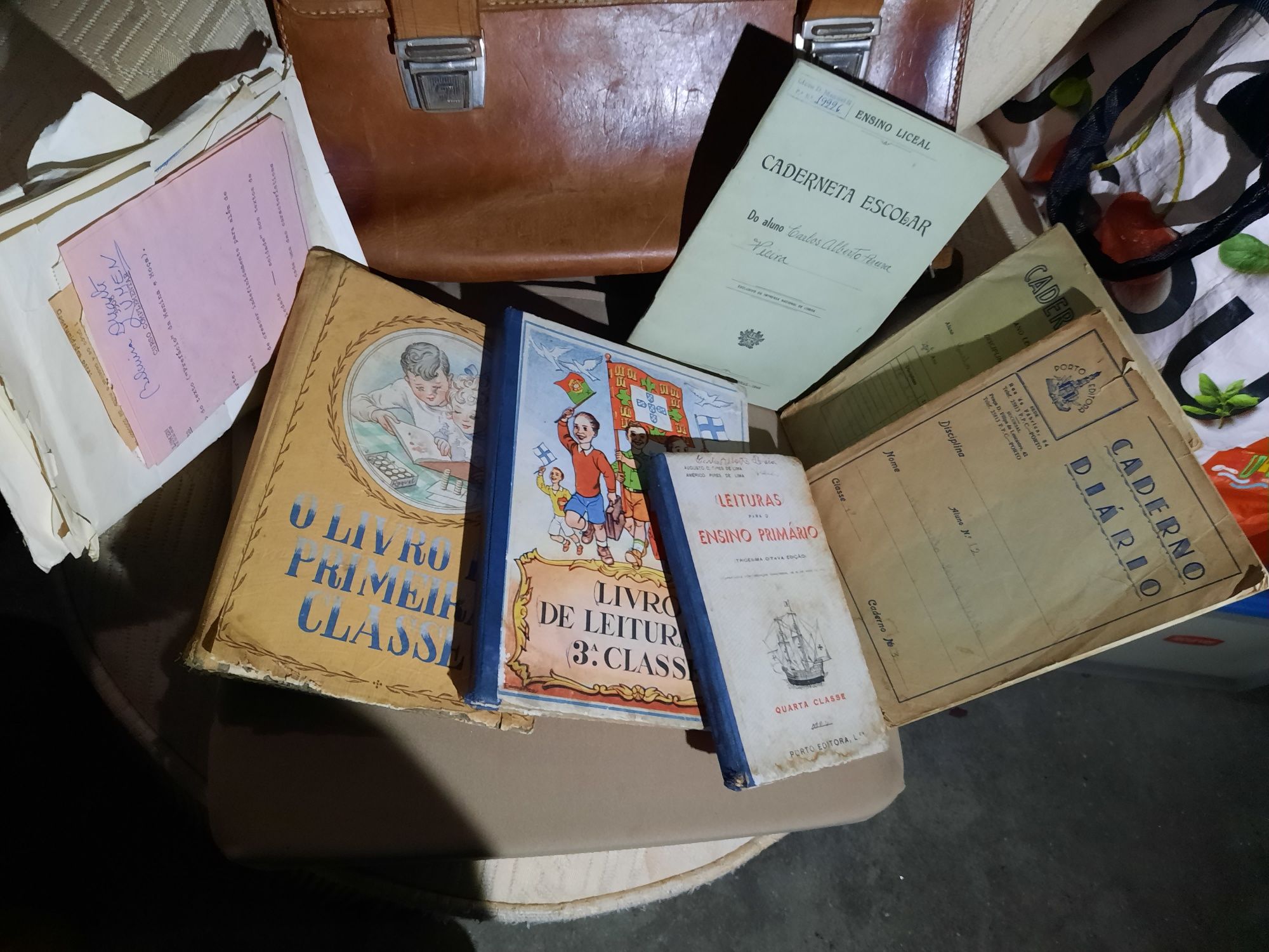Pasta escolar de costas antiga com livros  cadernos autêntica raridade