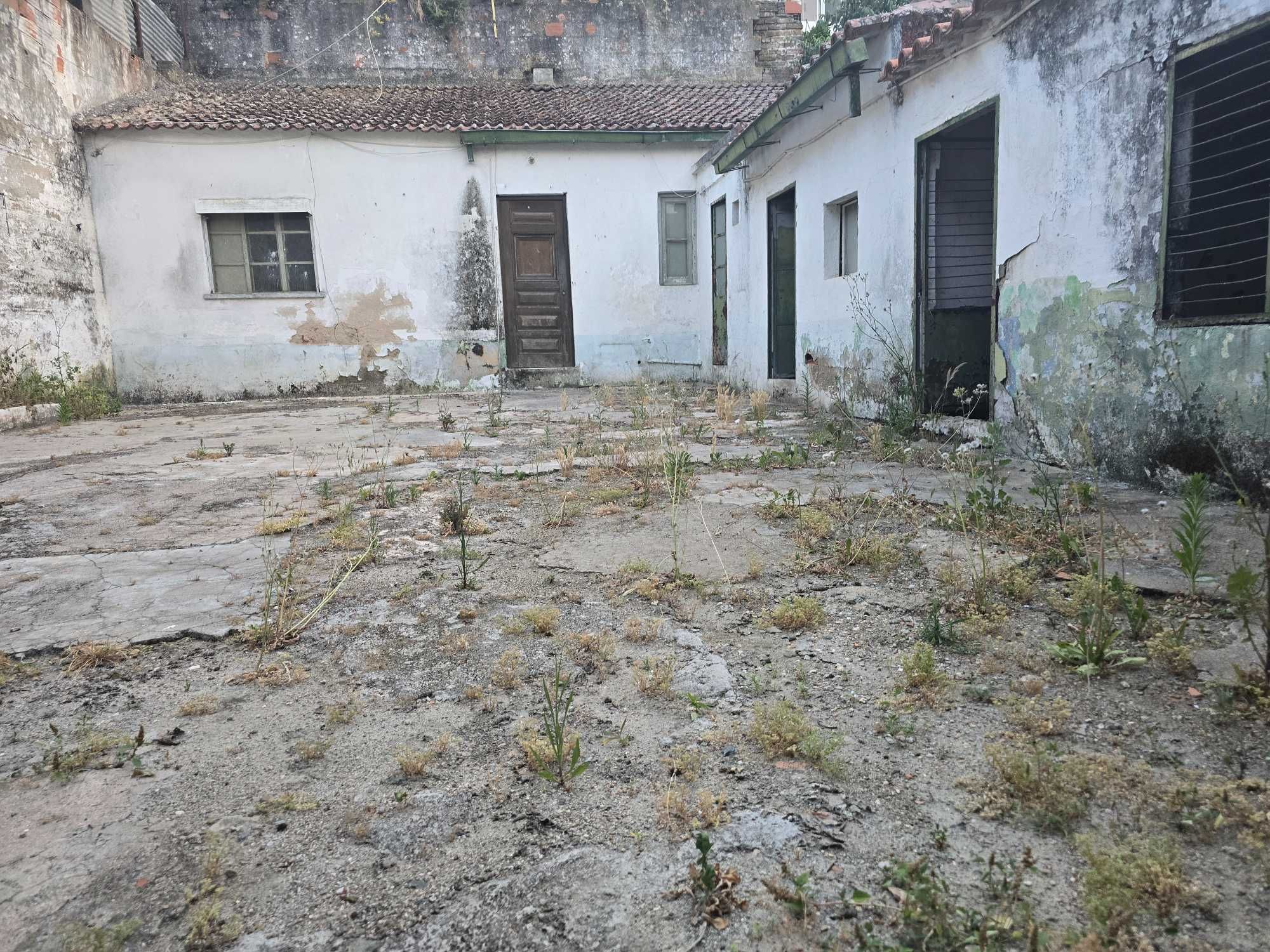 Armazém com anexo para venda em Beja