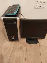 Stary komputer z monitorem klawiatura myszka
