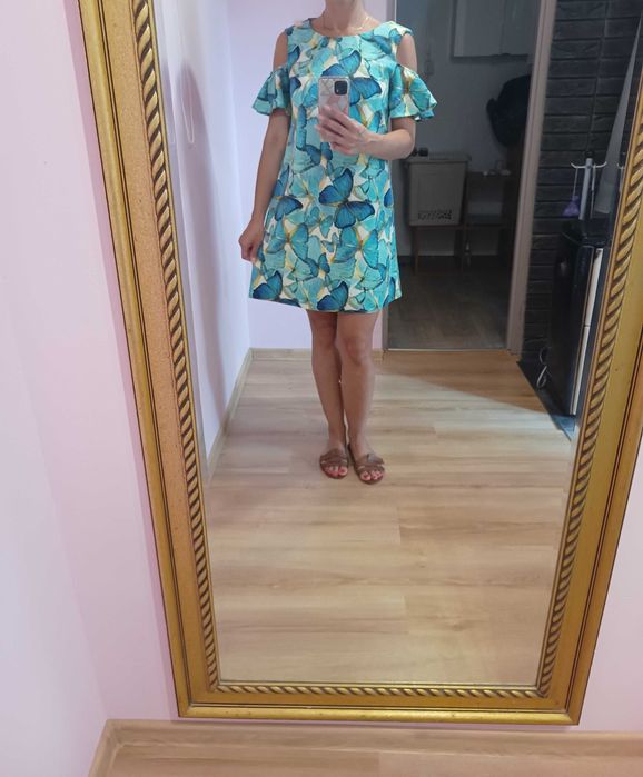 Sukienka odkryte ramiona niebieskie motyle