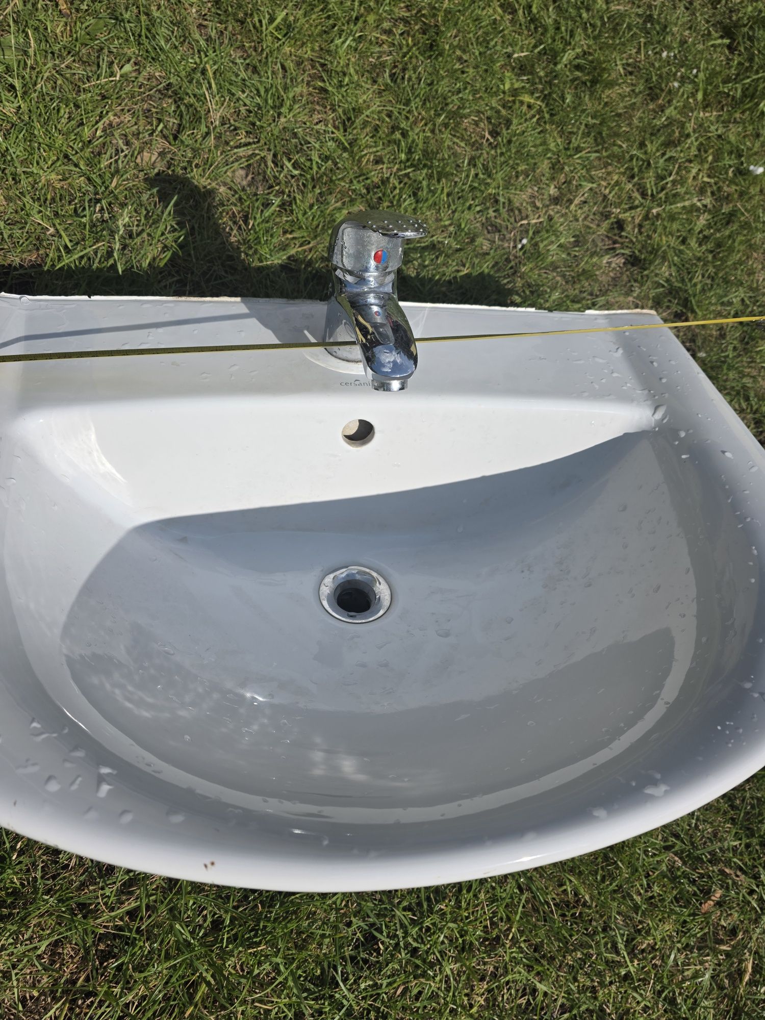 Umywalka z baterią