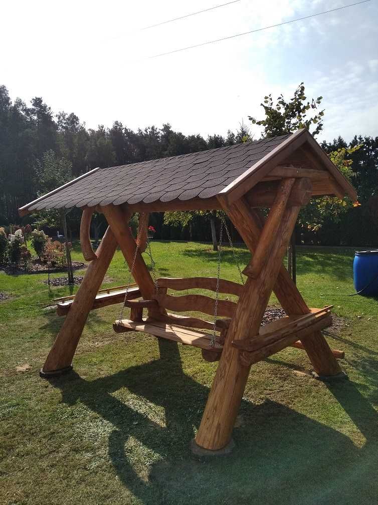 Huśtawka ogrodowa drewniana z dachem z bali producent meble ogrodowe