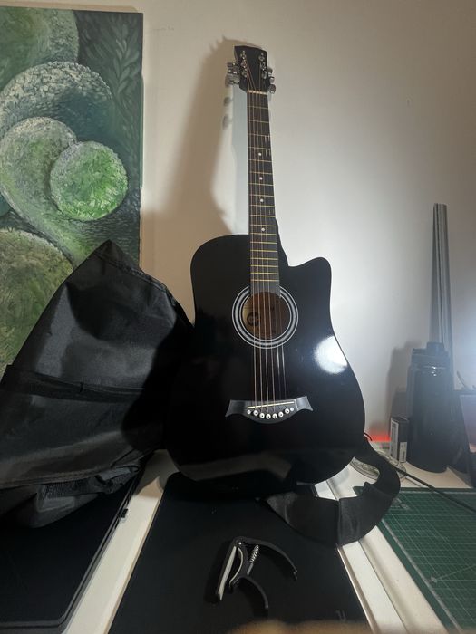 Violão acústico preto preto com capa, correia e capotraste-