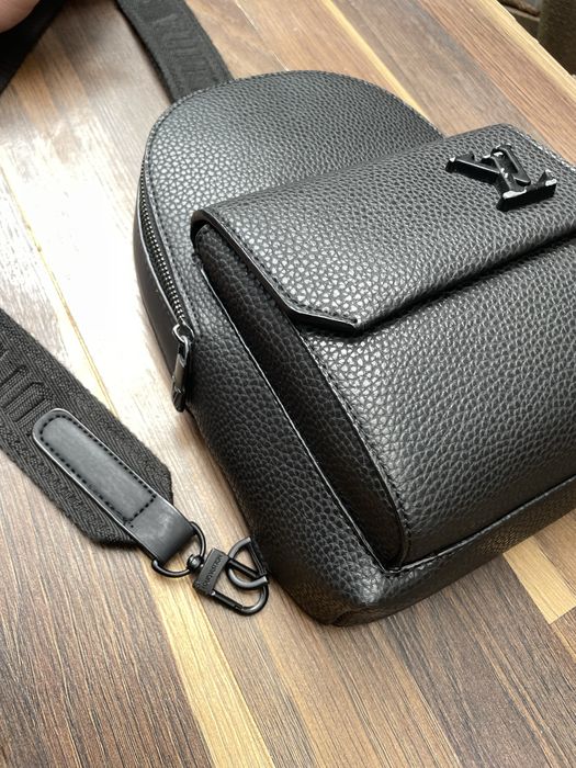Мужская Сумка-слинг черная Louis Vuitton Pilot