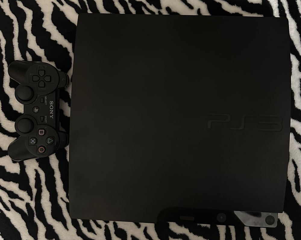 PS3. Usada poucas vezes, a funcionar. Leva junto 15 jogos e os cabos.
