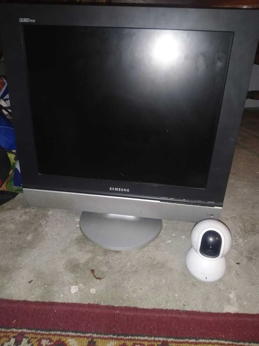 TV e uma  câmera de segurança wifi