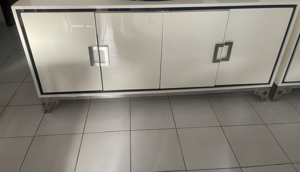 Moveis e espelhos de sala