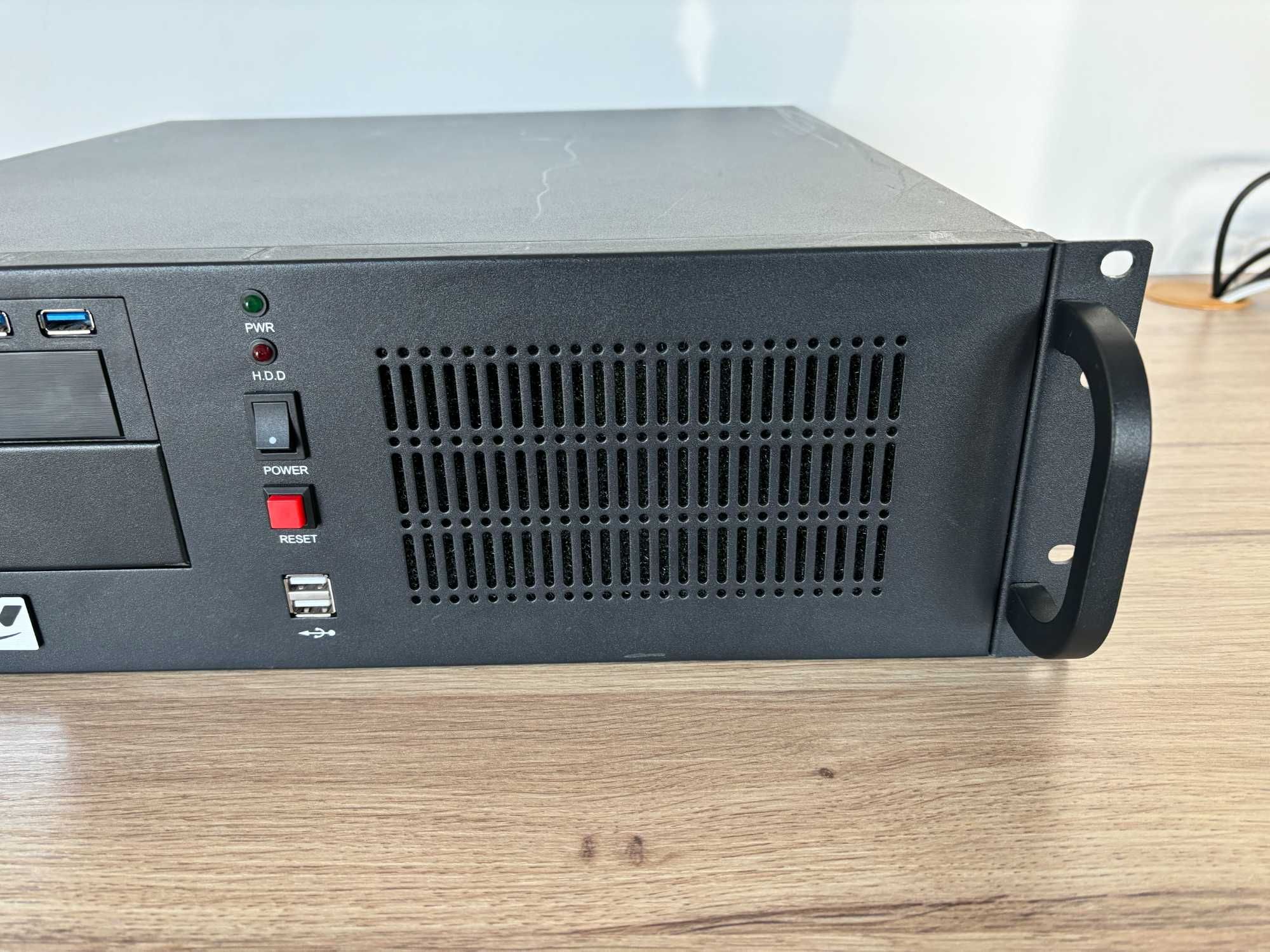 Komputer w obudowie rack 4U