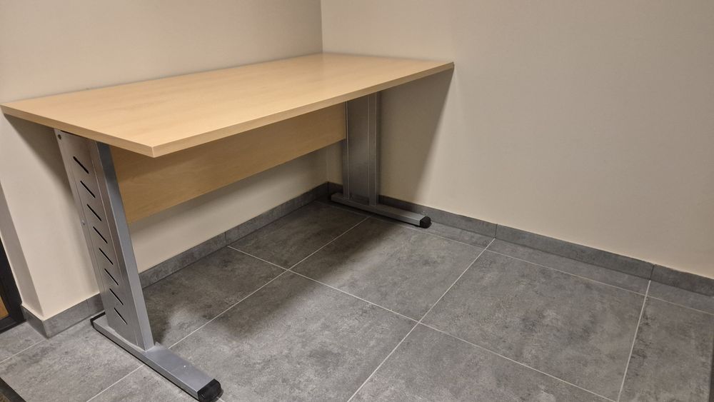 Biurko z metalowymi nogami 140×70