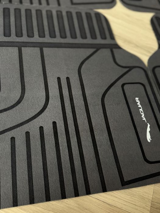 Dywaniki Jaguar – uniwersalne, miękkie, bardzo dobry stan