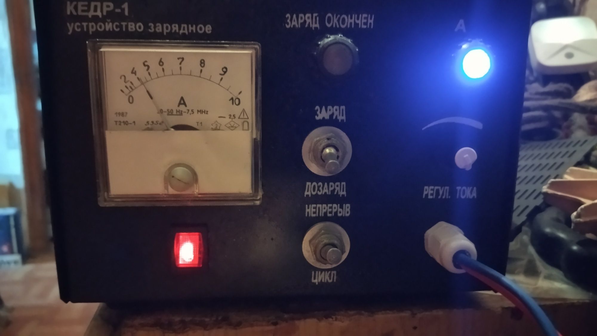 Кедр 1  Зарядное автоматическое, десульфатирующее 12в устройство