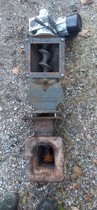 Podajnik żeliwny z motoreduktorem do pieca na ekogroszek.