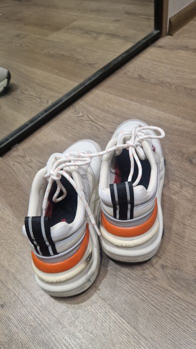 Кросівки жіночі Levi's