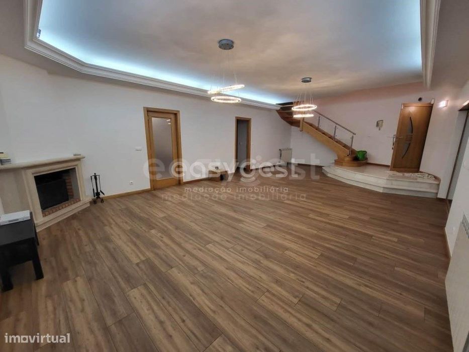 Moradia Fantástica t4 em Santa Iria de Azóia com jardim e garagem