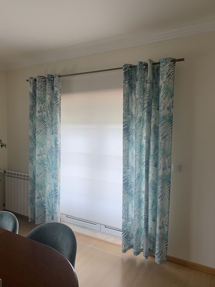Dois cortinados em tons de verde