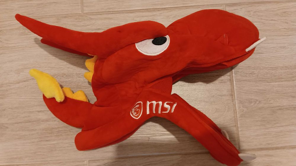 MSI True Gaming; Maskotka Czerwonego Smoka Pluszowy kapelusz
