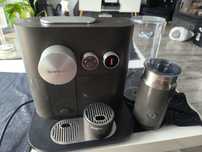 Express do kawy Nespresso z indukcyjnym spieniaczem mleka