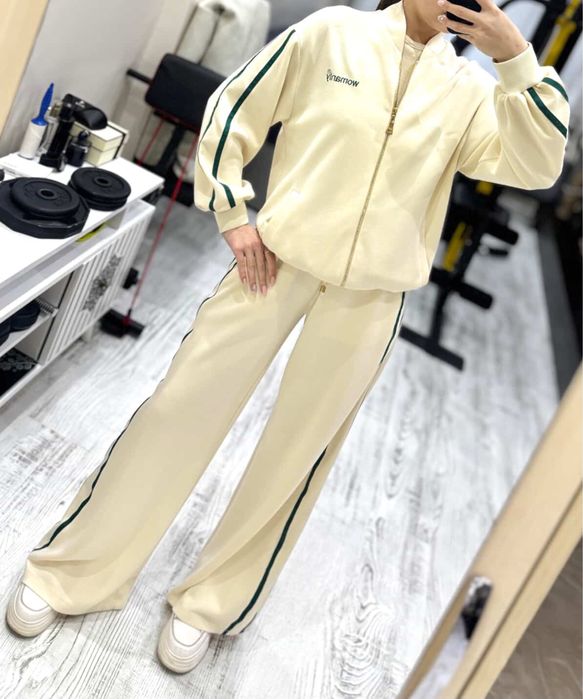 Стильний спортивний костюм