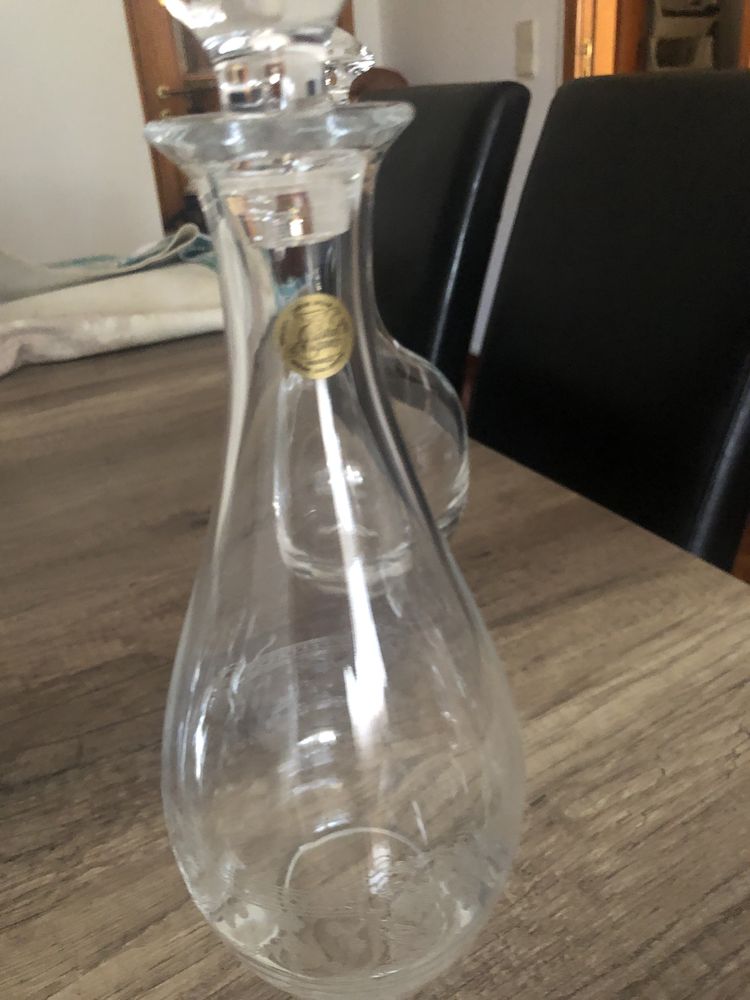 Garrafas em cristal e balde de gelo