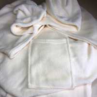 Пухнастий плед з рукавами і кишенею айворі 150х180 см