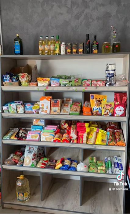 В продажі меблі.